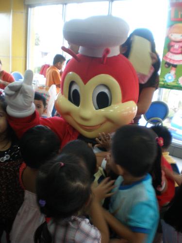 jollibee pictures - Jollibee is loved by kids