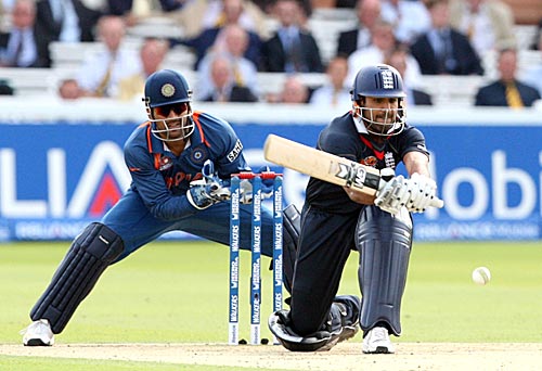 Bopara - Ravinder Bopara playing a sweep shot