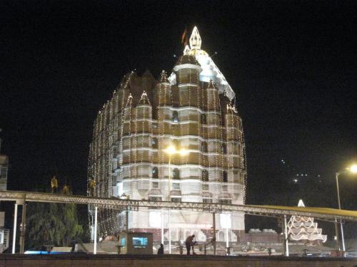 wowwww......... - is not it so amazing to see.. the city is busy in daytime and in night it lives...