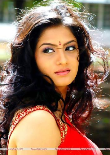 indian beauty - she is a south indian actress(sindhu tolani), do u like her?
