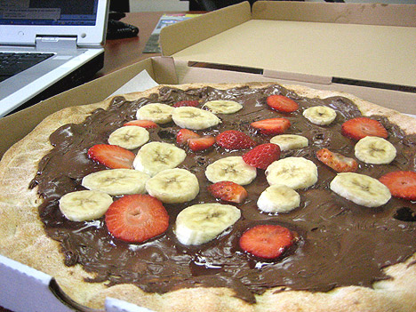Bannana Strawbery Pizza With Chocolate Sauce - The Name says it all.... YUMM!!!!