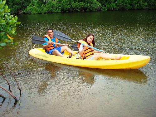 relationship - Relationships are like kayaking with someone. You need to paddle on the same direction and syncronize your rhythm to move swiftly and effiently. That's how realtionships should be...it needs effort by both and commitment. You must have the same direction and destination.