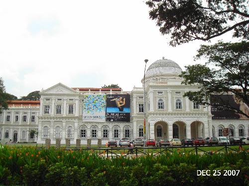 Art Museum - It's located near Orchard Road just a block away from City Bayview where we were staying. It's a must see when you are in Singapore to know a little about its history and infrastructures. There are so many interesting things to see there, plus you get to know more of facts about Singapore.