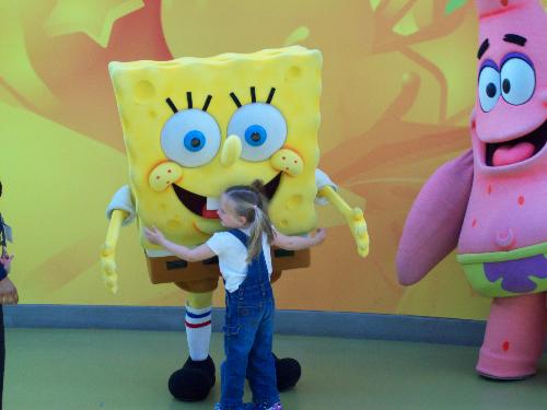 Granddaughter and spongebob - My granddaughter hugging spongebob at the mall of america