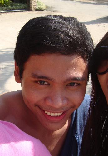 yanieh - this is the cutest shot of me i guess. haha. i look like an elementary student here. i have a childish smile and bright eyes. so cool. so young. so interesting. LOL.