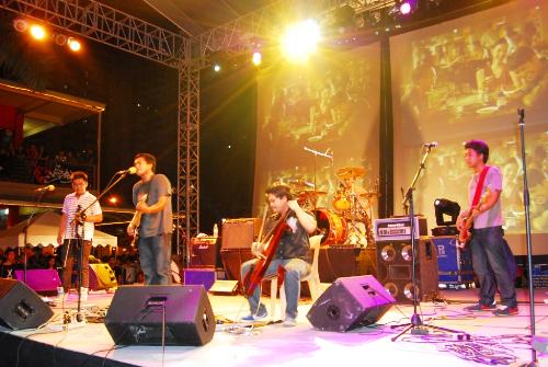 Music - Fete de la Musique 2009 at Metrowalk Pasig, Philippines. That is my cousin's band playing. They consider their music as ROCKESTRA, since they have orchestra instruments in their band.