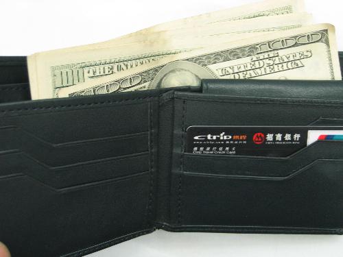 I got a wallet as a gift with some dollars a few d - I got a gift a few days ago, it is a wallet, I really love it. Besides, I also got some dollars with it, this is the first time that I got US dollars.