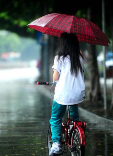 Riding in a rainy day! - Holding a umbrella while riding a bike to enjoy life!