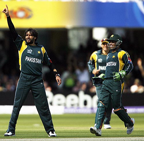 Shahid Afridi - is he a great bowler or a dashing batsman?