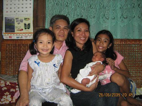 the family - with niece zildjian, 5, hubby, niece genevieve, 10 and new nephew xander, 1 week old