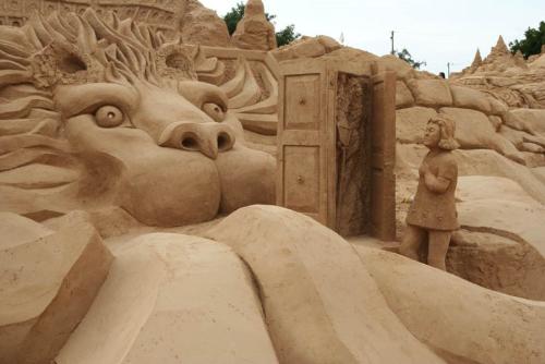 Amazing sand sculpture 5! - A Lion, Witch and the Wardrobe sculpture shown in one of the most unique ways I've seen I think..... Beach sand!