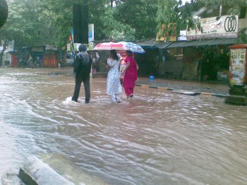 people in rains -  photo of people in the mumbai monsoon