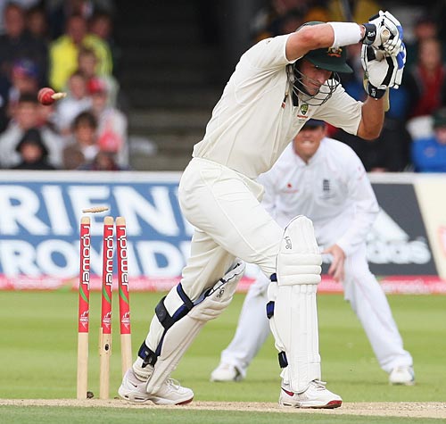 hussey - mike hussey clean bowled !!