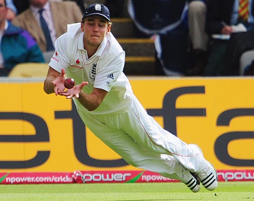 stuart broad - stuart broad taking a very fine catch