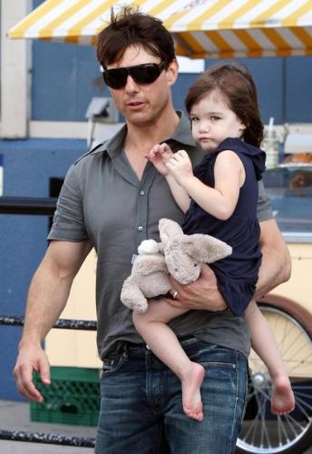 tom cruise with suri his sweet and cute daughter - this is tom cruise, my favourite hollywood actor, really he impressed me a lot. now a days i am searching his each and every unseen movies from any of stores of my area, waiting for next release..