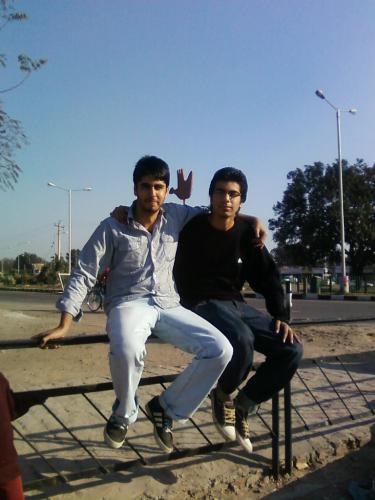 mE N Ma fRiEnD.. - It waa a weekend wen me n ma many frnz hanged out in chd, had fun, watched movie etc etc.. and dis is 1 of ma photo wid 1 of ma friend- pranav.
