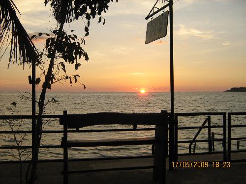 beautiful sunset - I almost forgot i was carrying a camera! Just a few seconds after i have taken this picture the sun have completely set. This reminds me of our unplanned vacation that went so well! Sunsets for me carry beautiful memories of my youth...