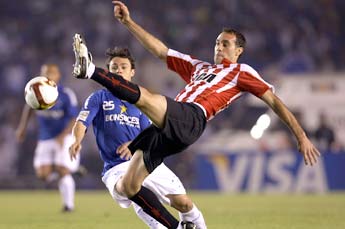 estudiantes levanto la copa libertadores!!!! - En un durisimo Bello Horizonte Brasil; Estudiantes Argentino levanto La Copa Libertadores al imponerse por Marcador de '2-1' como visitante!!!!! Que Viva Argentina!!!!! Mexico jamas tendra la oportunidad de levantarla!!!!! Cruz Azul Mexicano jugo y perdio la final en penaltys contra Boca Juniors !!!!!!!!! Quedara para la historia