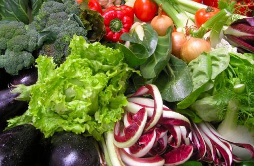 foods that control diabetes - green leafy vegetables contain,ditery fibres,which decrease the cholestrol levels in the body.so the people with diabetes should eat green leafy vegetables,so that diabetes will be controlled.