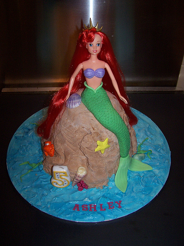 little mermaid fondant cake - a little mermaid birthday cake that uses fondant as it's icing. Yummy!