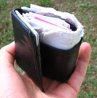 wallet - bulky, unorganized wallet.Ü