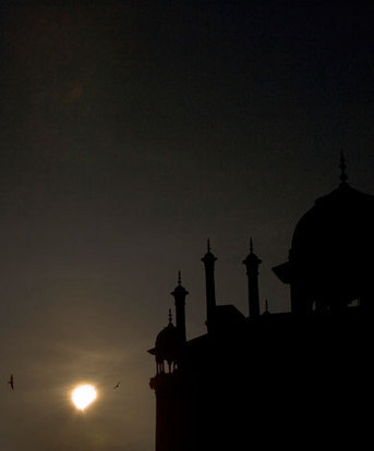 eclipse near taj - solar eclipse of 2009 is the largest eclipse ever seen in history,this begins near our great tajmahal