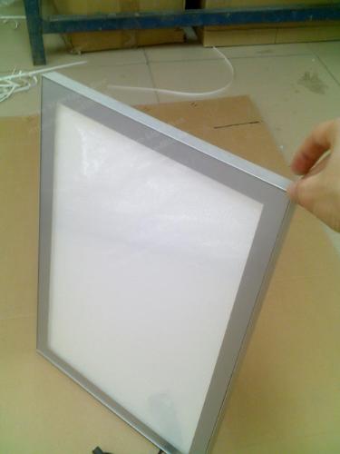 Magnet LED slim light box - Code name:ED-M3,it is 17 mm thickness,suck open design,silk pringting frame is 20 mm width.