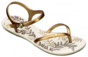 Ipanema Giselle Bundchen - My favorite Flipflop design in the whole wide world. lol! These flip flops are so comfortable and stylish. I even wear it even if I'm not going to the beach. I also want to buy the other designs like the black butterfly and henna designs. :)