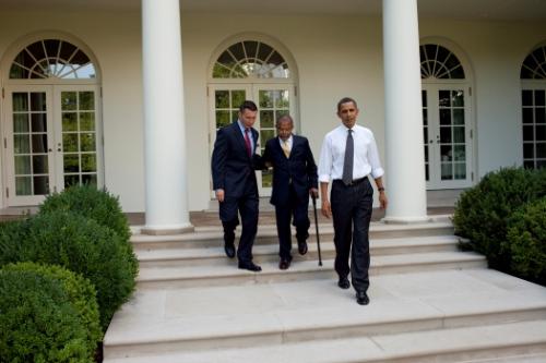 Obama, Crowley and Gates - One man thought to help... one man didn't.