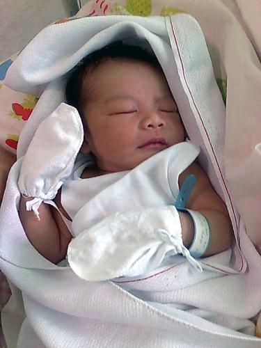 Parenting a baby - This picture is taken at the hospital. Baby Boy Frenz is one day old.