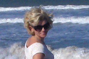 A day at the beach :) - I love to go for walks on the beach. Don't you? I guess that's why I live in the beautiful sunshine state of Florida. :)