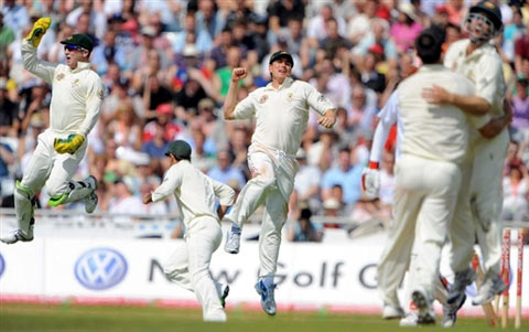 Australians won series-2009 - In Image: Brad Haddin (L) and Marcus North (C) celebrate after Mitchell Johnson had taken the last England wicket to win the match during the third day of the fourth Ashes cricket Test match between England and Australia at Headingley in Leeds, in northern England, on August 9, 2009.