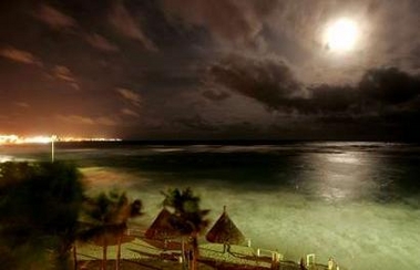 hurricane - This is a picture of hurricane approaching Mexican beach.