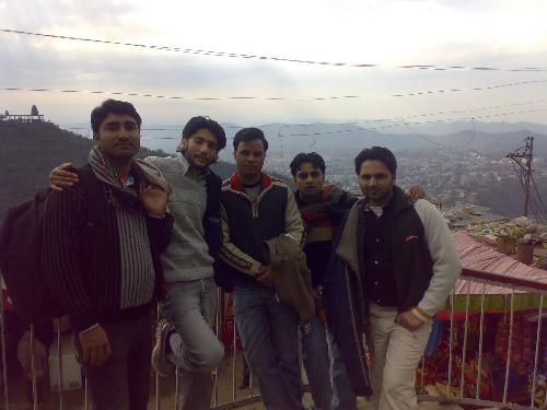 Group of good friends - Enjoy the mountains