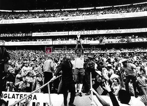 Football - Italy vs Brazil World cup 1970 Final,Carlos Alberto captain of Brazil hold up the World cup.
