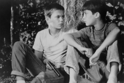 Stand By Me Movie Screen Shot - A very emotinal scene with River Phoenix as Chris Chambers and Wil Wheaton as Gordie Lachance in the Movie Stand By Me (1986).