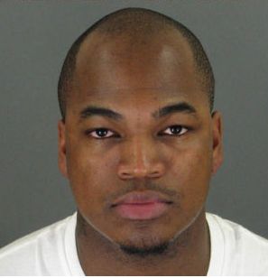 Wonder what Ne-yo looks like without a hat on? - In this picture Ne-yo is without a hat on, something which he does rarely. The guy loves his hats.