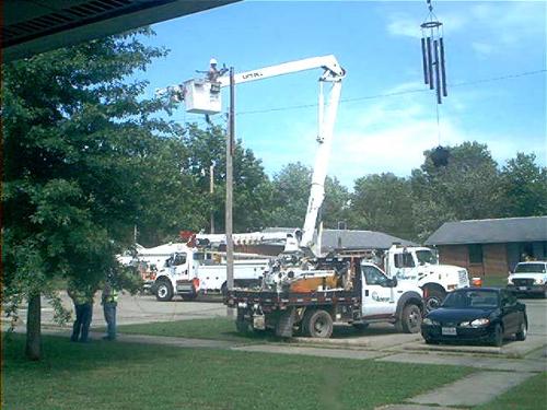 Ameren Ue working on poles - Trying again to get this picture to show up on my discussion!!  ARRRRGGHHH! I hate it when that happens!!!!!