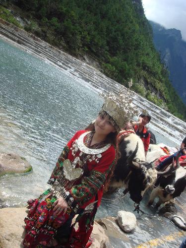 travel in yunnan - dress like a miao girl