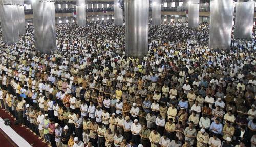 Happy Ramadhan - Indonesian men attend Friday prayer at Istiqlal mosque, the biggest in Southeast Asia, in Jakarta, Indonesia, Friday, Sept. 12, 2008. (AP Photo/Irwin Fedriansyah)