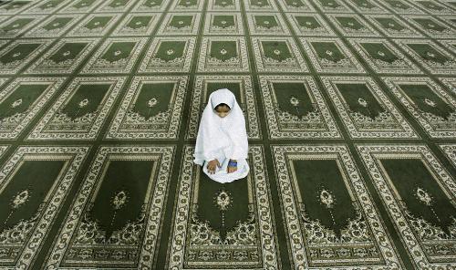 Happy Ramadhan - A Palestinian Muslim girl prays in the men's mosque before the evening prayer called 'tarawih', during the holy fasting month of Ramadan in the West Bank city of Ramallah, Wednesday, Sept. 17, 2008. (AP Photo/Muhammed Muheisen)