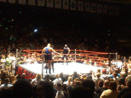 Big Show vs Mark Henry - this is another live event picture of Big Show and Mark Henry