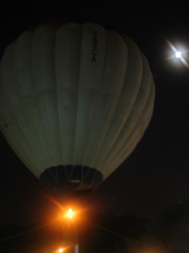hot air balloon ride - picture size : 407kb date taken : 2nd August 2009 time taken : approximately 9.30pm event : Purchased an anti-virus get a free ride