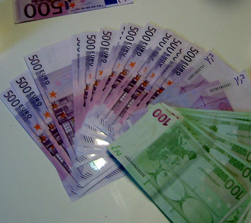 how you can make some bucks for beginers - Making money online is not too hard in today's economy even if you have passion and will power to work hard. Here is the step by step process one can follow to start making money with a blog  earlyearn.blogspot.com  earlyearn.webs.com
