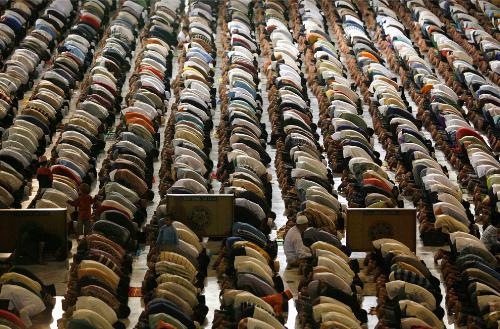Happy Ramadan - Muslims attend prayers on the eve of the first day of the Islamic fasting month of Ramadan at Al Akbar mosque in Surabaya, East Java, Indoneisia on August 21, 2009. (REUTERS/Sigit Pamungkas)