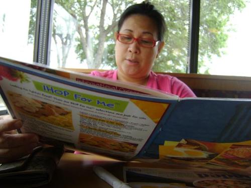 breakfast at ihop - this pix was taken inside ihop. i love their omelettes esp the spinach and mushroom omelette. 