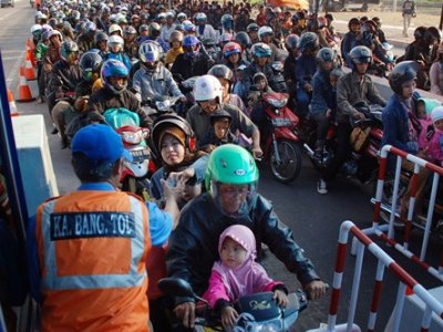 Eid holiday exodus - INDONESIA, Surabaya, Java : Thousands of motorists make a long line at the toll gate in Surabaya on September 19, 2009 to travel to their hometowns to celebrate the Eid al-Fitr holidays, marking the end of the Islamic holy month of Ramadan, in the world's most populous Muslim country. There were 184 people killed on the road in the past week across Indonesia as they headed home in a mass exodus to celebrate Eid al-Fitr, police said. An estimated 27.25 million people are expected to be on the move in this year's exodus marking the completion of the fasting month.  picked from http://www.javno.com/en-world/184-dead-in-indonesia-during-eid-holiday-exodus_275878