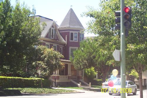 Victorian Style House - Victorian Style House in Downtown Oakland, California