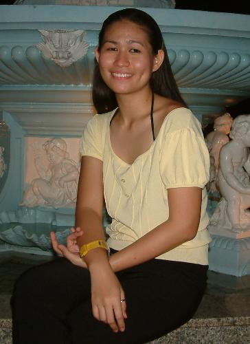 me in Sg - this picture was taken last Aug 2006... i miss being so so so thin... ^_^