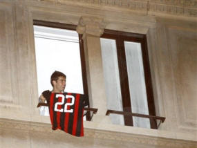 Kaka in Milan - in this photo, Kaka show his short from his room to the fans outside